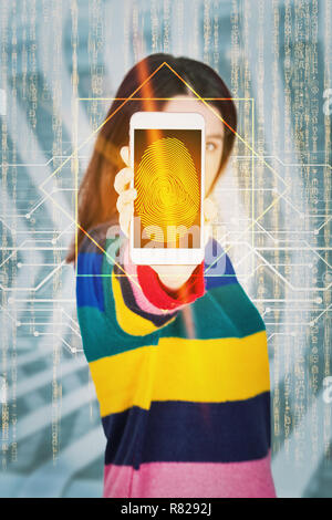 Schöne junge Frau zeigt der Bildschirm des Smartphones Schnittstelle mit einem Fingerprint Scanning System, biometrische Identität Genehmigung, moderne Technologie Konzept. Stockfoto