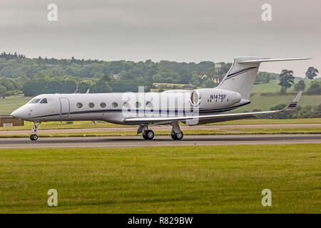 Eine Gulfstream Aerospace Gulfstream 5 (G 550) Executive Business Jet, Registrierung N 147 SF, auf der Start- und Landebahn am Flughafen London Luton in England. Stockfoto