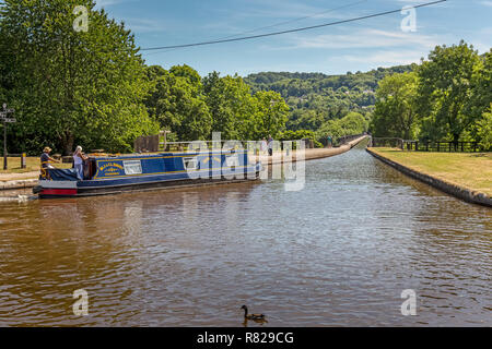 Ein Lastkahn, oder schmalen Boot, die pontcysyllte Aquädukt überquert in der Nähe von Llangollen in Wales. Es den Llangollen-kanal über den Fluss Dee durchgeführt. Stockfoto