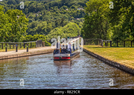 Ein Lastkahn, oder schmalen Boot, die pontcysyllte Aquädukt überquert in der Nähe von Llangollen in Wales. Es den Llangollen-kanal über den Fluss Dee durchgeführt. Stockfoto