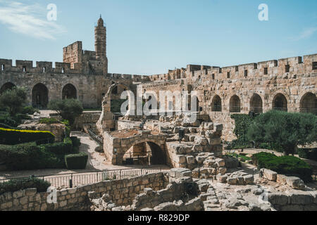 Turm Davids oder Jerusalem Zitadelle. Jerusalem, Israel. Hof, hinter einer hohen Mauer aus Stein. Sightseeing in der Altstadt von Irusalim Stockfoto