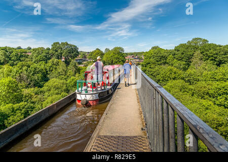 Ein Lastkahn, oder schmalen Boot, die pontcysyllte Aquädukt überquert in der Nähe von Llangollen in Wales. Es den Llangollen-kanal über den Fluss Dee durchgeführt. Stockfoto