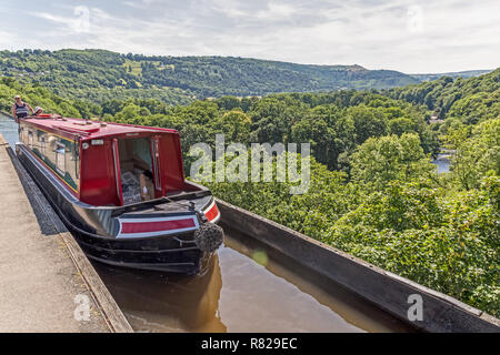 Ein Lastkahn, oder schmalen Boot, die pontcysyllte Aquädukt überquert in der Nähe von Llangollen in Wales. Es den Llangollen-kanal über den Fluss Dee durchgeführt. Stockfoto