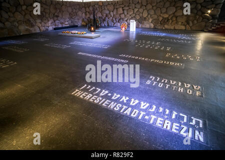 Liste der Konzentrationslager des Dritten Reiches während des Zweiten Weltkriegs auf dem Boden in Yad Vashem Gedenkstätte für den Holocaust und Genozid des jüdischen Volkes. JERUSALEM, Israel. 24. Oktober 2018. Stockfoto