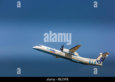 Eine Bombardier Dash 8 Q400 Airliner, Registrierung G-JECN, der britischen Airline Flybe, und in zu einem blauen Himmel. Viele kopieren. Stockfoto