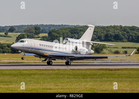 Dassault Falcon 7X Executive Business Jet, Registrierung N8000 E, Landung am Flughafen London Luton in England. Stockfoto