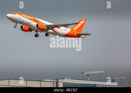 Eine Easyjet Airbus A320-Flugzeuge, Registrierung OE-IJU, weg vom Flughafen Manchester in England. Stockfoto