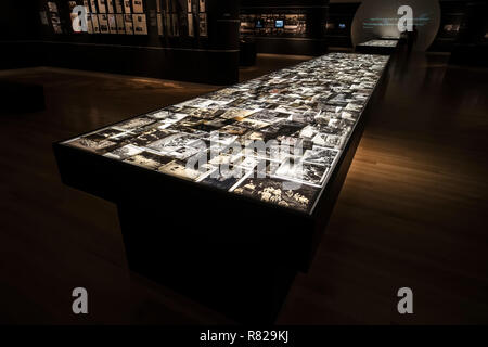 Foto Ausstellung von Fotografien des Zweiten Weltkrieges für die Opfer des Holocaust in der Zeit des Nationalsozialismus in Deutschland gewidmet. Yad Vashem. JERUSALEM, Israel. 24. Oktober 2018. Stockfoto