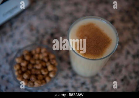 Boza ist ein traditionelles Türkisches fermentiert malt Drink von Bulgar, Reis, Hefe und Kichererbsen mit cinamon Stockfoto