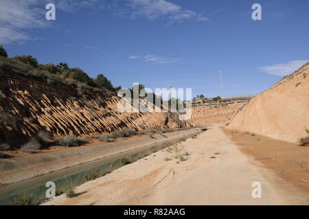 Aquaduct verlässt den felsigen Abhang Stockfoto