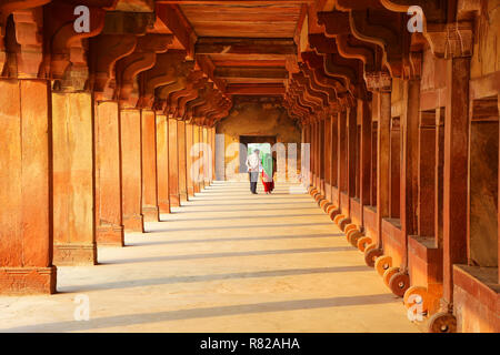 Paar durch niedrigere Haramsara in Fatehpur Sikri, Uttar Pradesh, Indien. Fatehpur Sikri ist einer der am besten erhaltenen Beispiele der Mughal Architektur Stockfoto