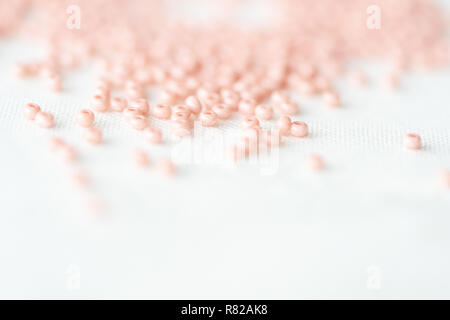 Rosa Seedbeads auf Background zerstreut in der Nähe von Stockfoto