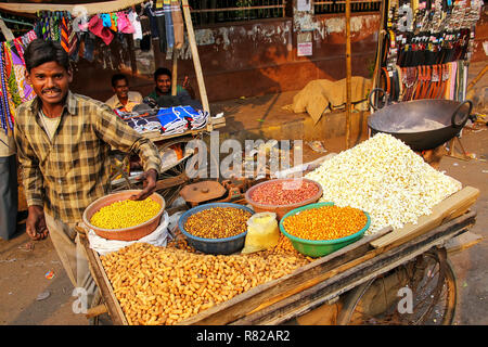 Junger Mann verkauft Popcorn am Kinari Basar in Agra, Uttar Pradesh, Indien. Agra ist eine der bevölkerungsreichsten Städte in Uttar Pradesh Stockfoto