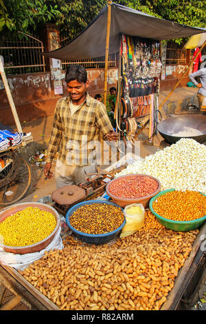 Junger Mann verkauft Popcorn am Kinari Basar in Agra, Uttar Pradesh, Indien. Agra ist eine der bevölkerungsreichsten Städte in Uttar Pradesh Stockfoto