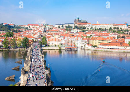 Prag Karlsbrücke Prager skyline über den Fluss Moldau mit der Prager Burg und der St. Veits Kathedrale Mala Strana Prag Tschechische Republik Europa Stockfoto