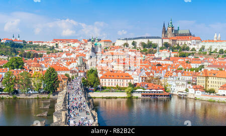In Prag in der Tschechischen Republik die Karlsbrücke über die Moldau mit der Prager Burg und der St. Veits Kathedrale Mala Strana Prag Tschechische Republik Europa Stockfoto