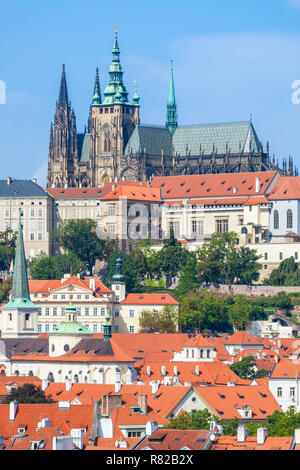In Prag in der Tschechischen Republik Prag Skyline mit der Prager Burg und der St. Veits Dom Mala Strana Prag Tschechische Republik Europa Stockfoto