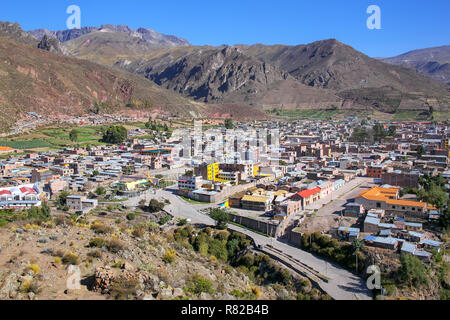 Ansicht der Stadt Chivay von Aussichtspunkt, Peru. Chivay Stadt ist die Hauptstadt der Provinz Caylloma. Stockfoto