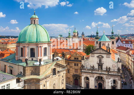 Die Prager Altstadt Staré Město St. Franziskus von Assisi Kirche Türme auf dem Dach und die Türme der Kirchen und alten barocken Gebäude in Prag in der Tschechischen Republik Europa Stockfoto