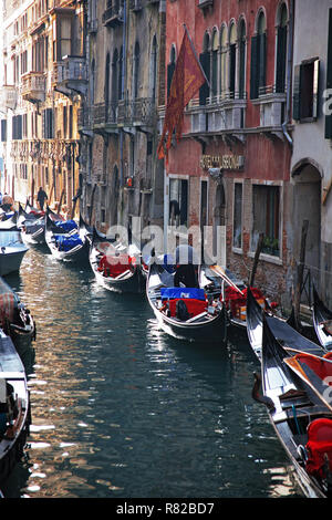 Rio di San Moisè, San Marco, Venedig, Italien: Strings der Gondeln entlang der Ufer des Kanals vertäut Stockfoto