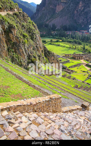 Terrassen von Pumatallis in der Inkafestung in Ollantaytambo in Peru. Ollantaytambo war das Königsgut Kaiser Pachacuti, die die Region erobert. Stockfoto