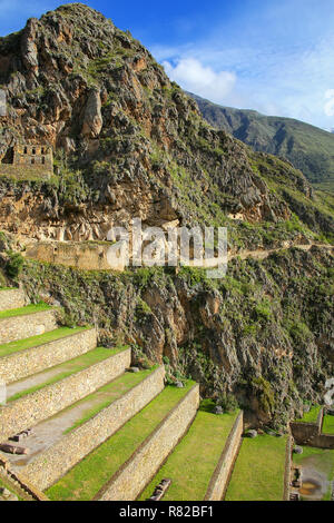 Terrassen von Pumatallis in der Inkafestung in Ollantaytambo in Peru. Ollantaytambo war das Königsgut Kaiser Pachacuti, die die Region erobert. Stockfoto