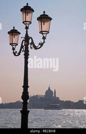 Il Redentore, über den Canale della Giudecca, Venedig, Italien: Im Vordergrund eine aufwendige Strassenlaterne auf der Zattere, Dorsoduro Stockfoto