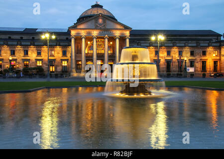 Kurhaus und Bowling Green am Abend mit Lichtern, Wiesbaden, Hessen, Deutschland. Wiesbaden ist einer der ältesten Kurorte in Europa Stockfoto