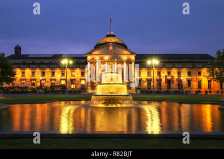 Kurhaus und Bowling Green am Abend mit Lichtern, Wiesbaden, Hessen, Deutschland. Wiesbaden ist einer der ältesten Kurorte in Europa Stockfoto