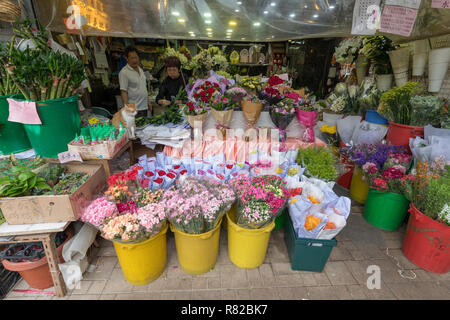 KOWLOON, HONG KONG - 21. APRIL 2017: Blumenladen im Flower Market Road in Kowloon, Hong Kong. Stockfoto
