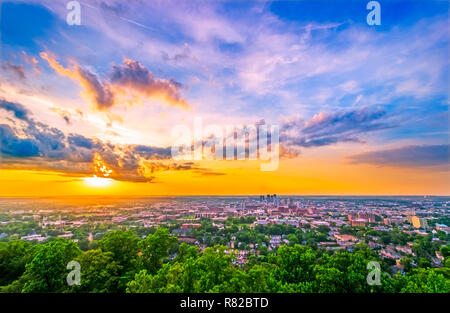 Die Sonne geht auf Vulcan Park, 19. Juli 2015 in Birmingham, Alabama. Der Park verfügt über ein Bügeleisen Statue des römischen Gott, Vulcan, mit einer Beobachtung Dez Stockfoto