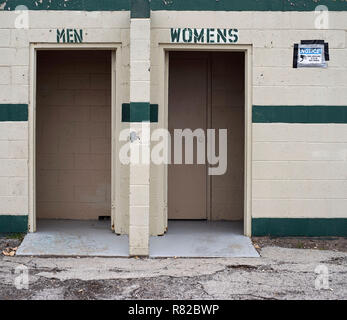 Falsch geschriebene öffentliche Toiletten in Lake, Texas Stockfoto