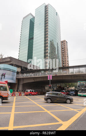 KOWLOON, HONG KONG - 21. APRIL 2017: Wolkenkratzer und Kreuzung Verkehr am Morgen in Kowloon, Hong Kong. Stockfoto