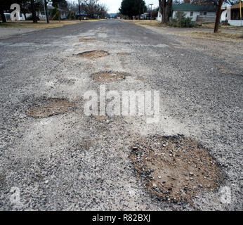 Schlaglöcher in einem alpinen, Texas, die Straße. Stockfoto