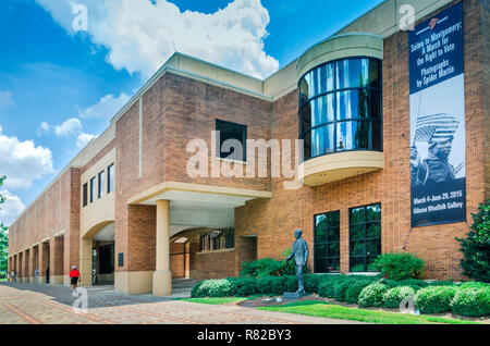 Touristen vorbei an der Birmingham Civil Rights Institute, 12. Juli 2015 in Birmingham, Alabama. Stockfoto