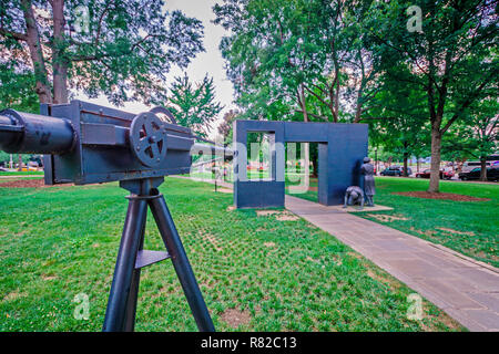 Wasserwerfer sind Statuen von einem Mädchen und Jungen, 12. Juli 2015, am Kelly Ingram Park in Birmingham, Alabama. Stockfoto