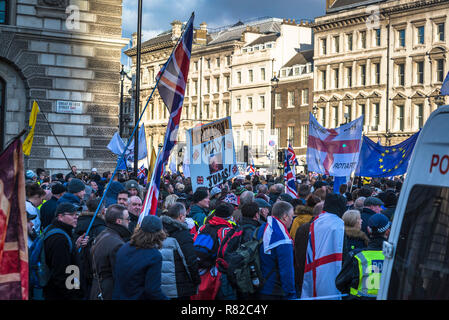 Brexit Verrat Demonstration, die UKIP led Demonstration gegen Theresa's Können, kann Judas Plakat, Parliament Square, London, UK 10/12/2018 Stockfoto
