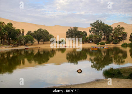 Oase von Huacachina am Morgen, Ica Region, Peru. Stockfoto