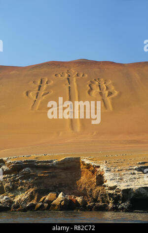 Kandelaber der Anden in Peru Pisco Bay. Kandelaber ist einer bekannten prähistorischen Geoglyph fand auf der Nordseite der Halbinsel Paracas Stockfoto