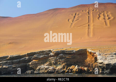 Kandelaber der Anden in Peru Pisco Bay. Kandelaber ist einer bekannten prähistorischen Geoglyph fand auf der Nordseite der Halbinsel Paracas Stockfoto