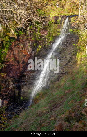 Ein Wasserfall Kaskaden hinunter Moos Felsen im Herzen der Brecon Beacons National Park, in der Nähe von Torpantau Stockfoto