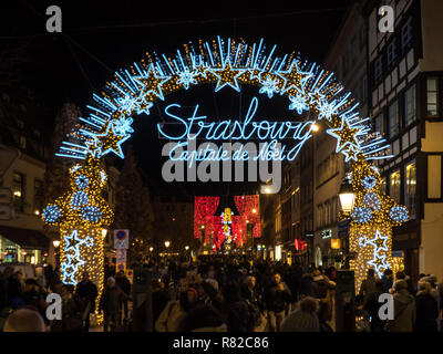 Straßburg, Frankreich, 1. Dezember 2018: Der Stern am Eingang der Weihnachtsmarkt in Straßburg mit dem Feiern leuchtet Stockfoto