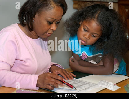 Veda Eady Bewertungen Schule Papiere mit ihrer Tochter, Hannah, Okt. 27, in Madison, Alabama 2009. Stockfoto