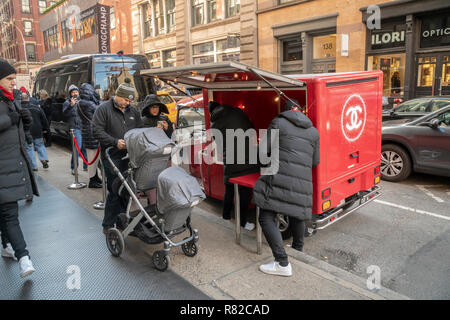 Chanel verteilt Gratis warme "Coco" an Käufer außerhalb ihres Stores in Soho in New York am Samstag, 8. Dezember 2018 während der Weihnachtseinkaufssaison. (Â© Richard B. Levine) Stockfoto
