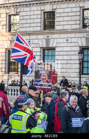 Brexit Verrat Demonstration, die UKIP led Demonstration gegen Theresa's Können, Theresa May Plakat, Parliament Square, London, UK 10/12/2018 Stockfoto
