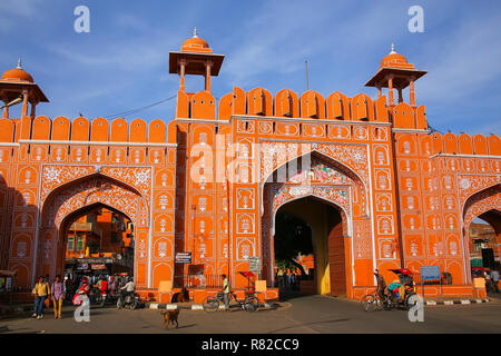 Ajmeri Tor in Jaipur, Rajasthan, Indien.  Es gibt sieben Tore in die Mauern der alten Stadt Jaipur. Stockfoto