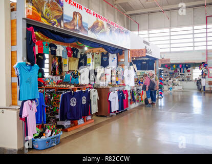 BALTRA, ECUADOR - November 11, 2018: Indoor Blick auf Lebensmittelgeschäft innerhalb von Seymour Flughafen auf der Insel Baltra auf Galapagos Stockfoto