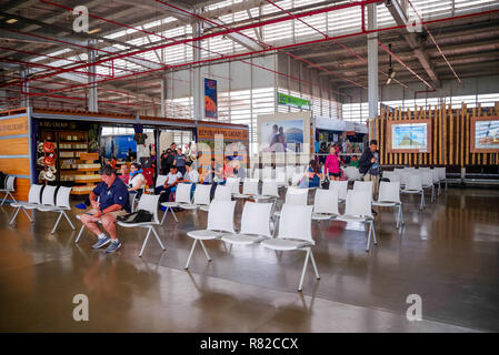 BALTRA, ECUADOR - November 11, 2018: Unbekannter Touristen innerhalb des Seymour Flughafen auf der Insel Baltra auf Galapagos Stockfoto