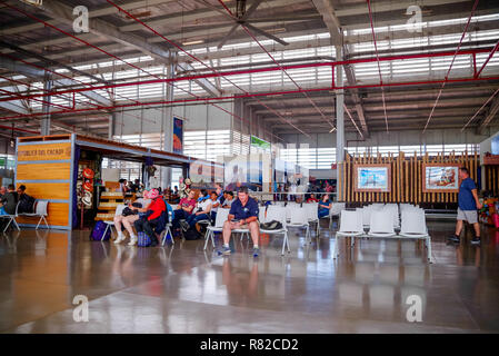 BALTRA, ECUADOR - November 11, 2018: Unbekannter Touristen innerhalb des Seymour Flughafen auf der Insel Baltra auf Galapagos Stockfoto