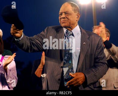 Willie Mays Wellen zu Fans während der Einweihung des Hank Aaron Kindheit Home & Museum bei Hank Aaron Stadion in Mobile, Alabama. Stockfoto